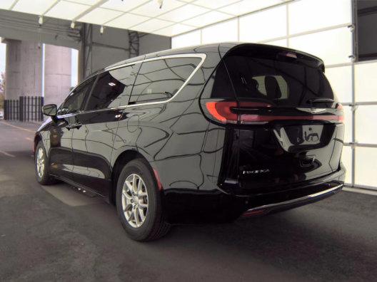 Used 2025 Chrysler Pacifica Select FWD image 2