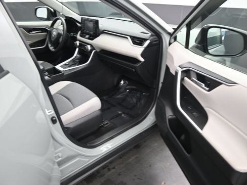 Used 2022 Toyota RAV4 XLE AWD/4WD image 10