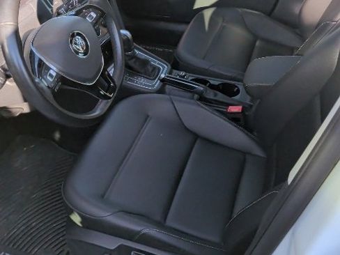 Used 2017 Volkswagen Golf Alltrack S image 5