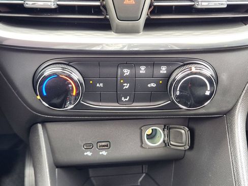 Certified 2024 Buick Encore GX Preferred FWD image 19