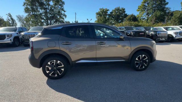 Used 2025 Nissan Kicks SV AWD/4WD image 2