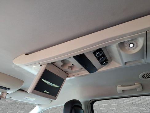 Used 2013 Chrysler Town & Country Touring-L w/ Driver Convenience Group FWD image 7