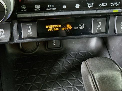 Certified 2022 Toyota RAV4 XLE w/ Convenience Package AWD/4WD image 12