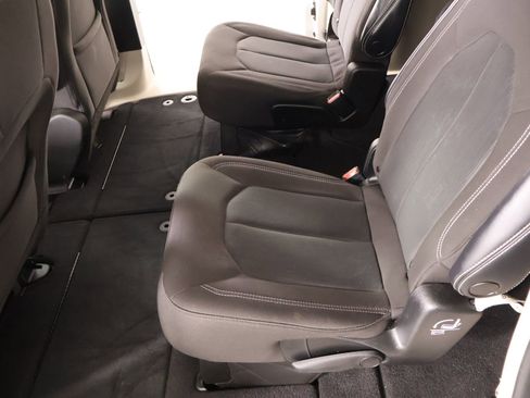Used 2022 Chrysler Voyager LX image 11