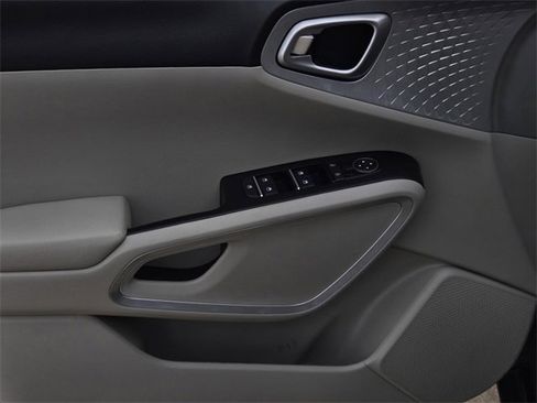 Certified 2025 Kia Soul LX w/ LX Technology Package image 18