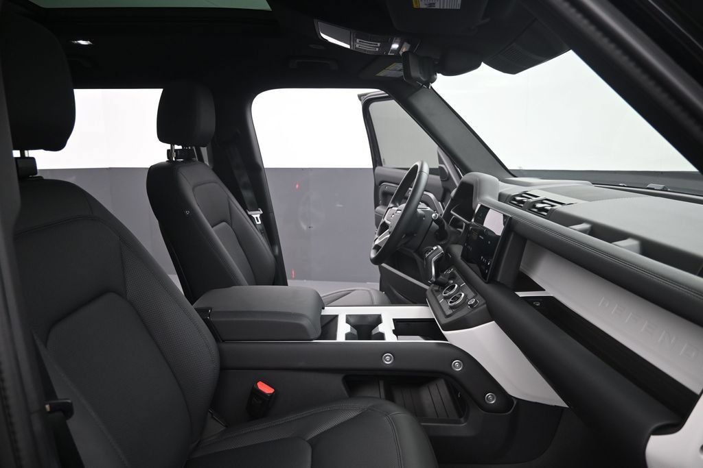 Used 2025 Land Rover Defender 110 X-Dynamic SE AWD/4WD image 11