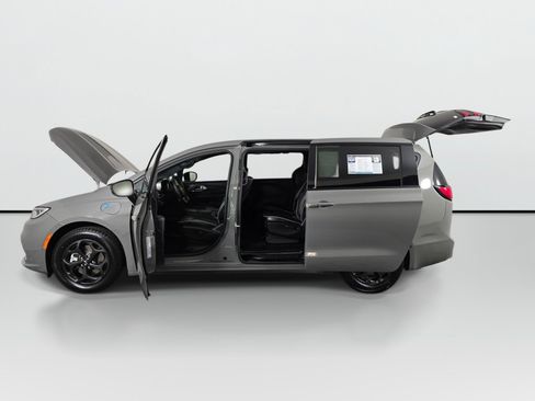 Used 2023 Chrysler Pacifica Limited w/ Uconnect Theater Family Group FWD image 9