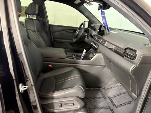 Used 2025 Honda Pilot TrailSport image 39