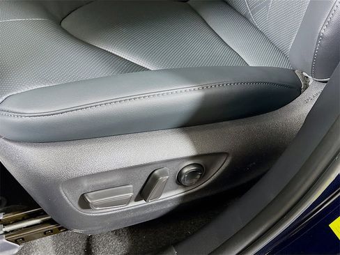 Used 2026 Toyota Highlander Platinum image 17