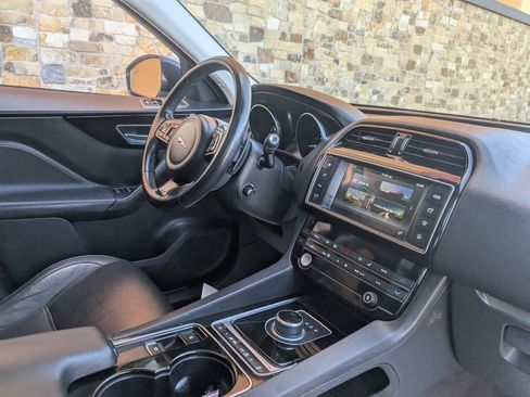 Used 2017 Jaguar F-PACE Prestige image 38