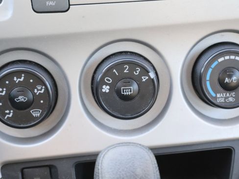 Used 2010 Pontiac Vibe w/ Preferred Package image 27