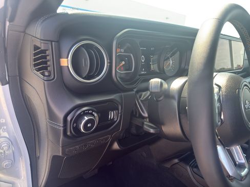 Used 2024 Jeep Wrangler Unlimited Sahara w/ Technology Group AWD/4WD image 13