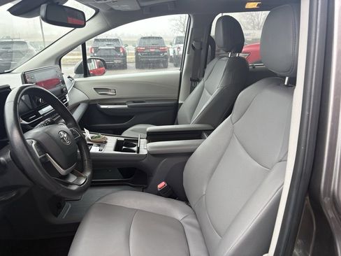 Used 2024 Toyota Sienna XLE image 12