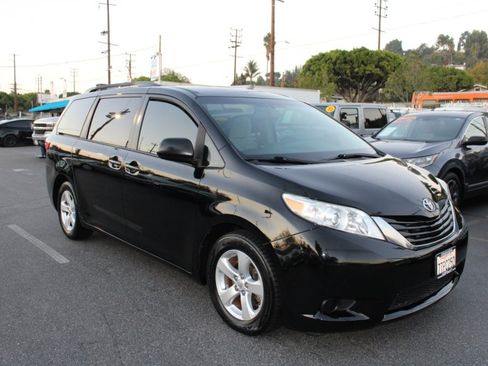 Used 2016 Toyota Sienna LE image 1
