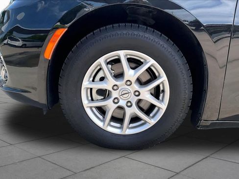 Certified 2024 Chrysler Pacifica Touring-L FWD image 11