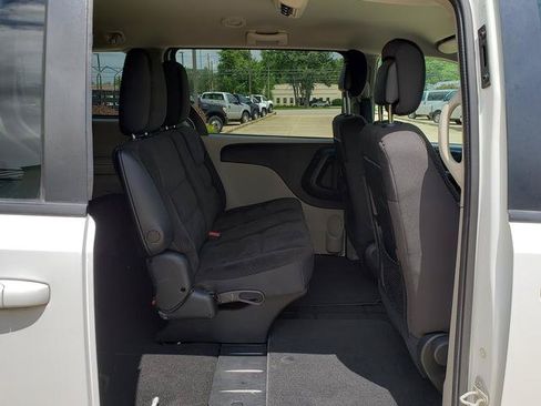 Used 2018 Dodge Grand Caravan SE w/ UConnect Hands-Free Group FWD image 15