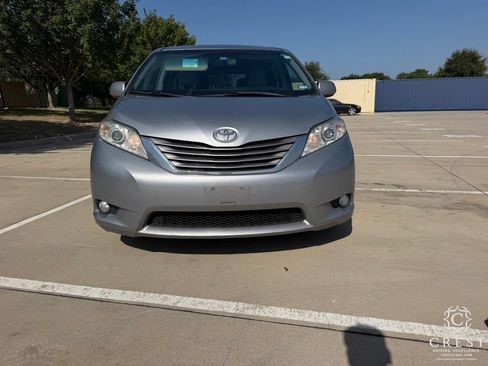 Used 2015 Toyota Sienna XLE w/ XLE Navigation Package FWD image 2