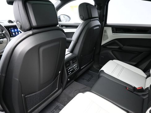 Certified 2026 Porsche Cayenne E-Hybrid Coupe AWD/4WD image 11