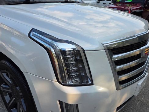 Used 2017 Cadillac Escalade Luxury AWD/4WD image 25