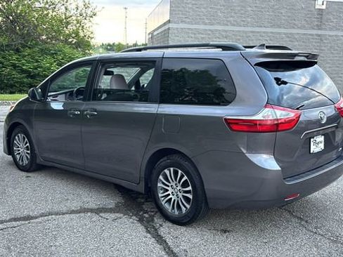 Used 2018 Toyota Sienna XLE Premium w/ Carpet Mat Package FWD image 5