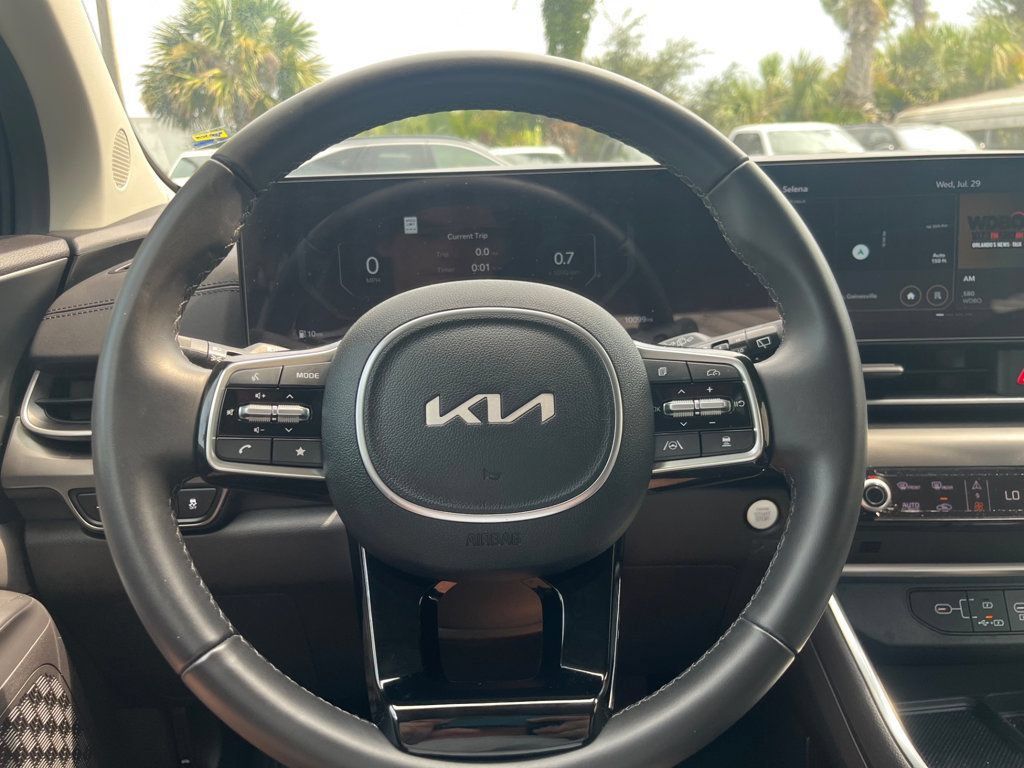 Used 2026 Kia Carnival SX w/ SX Dark Edition Package FWD image 16