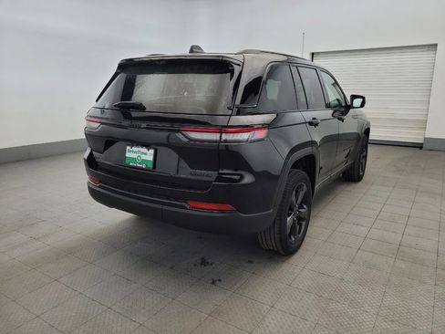 Used 2023 Jeep Grand Cherokee Limited w/ Luxury Tech Group II image 9