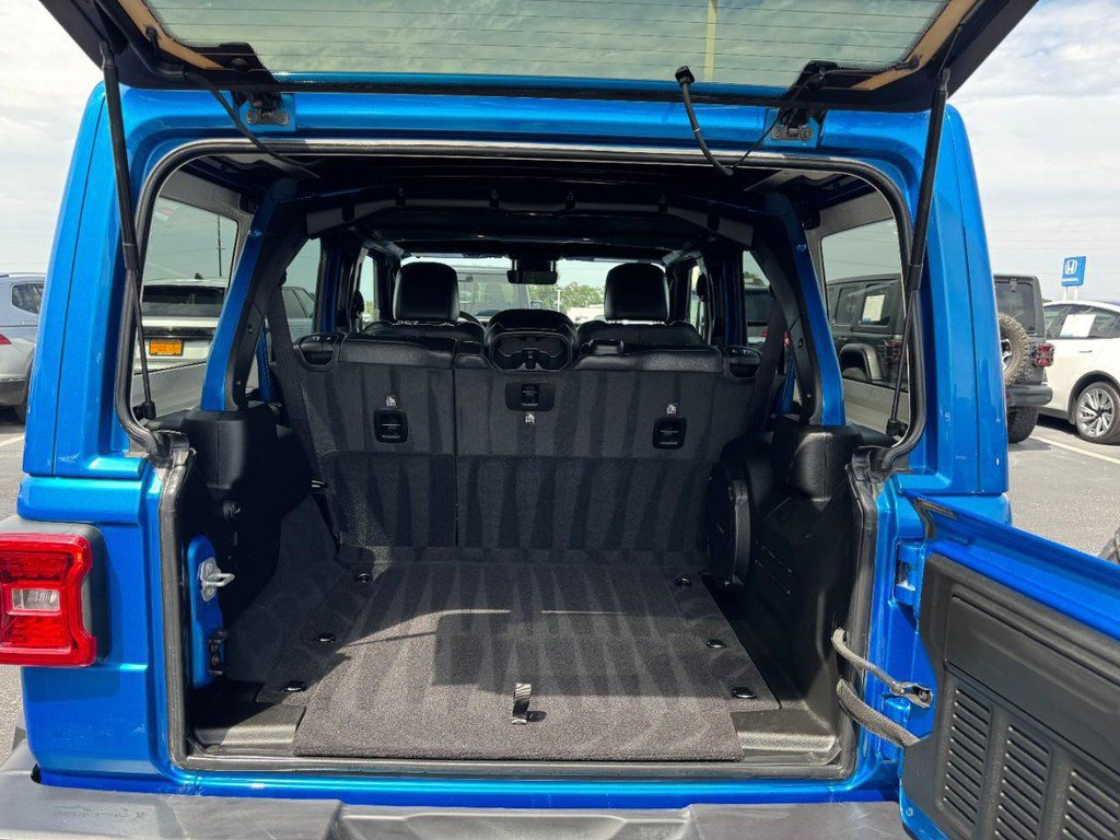 Used 2024 Jeep Wrangler Unlimited Sahara w/ Technology Group AWD/4WD image 6