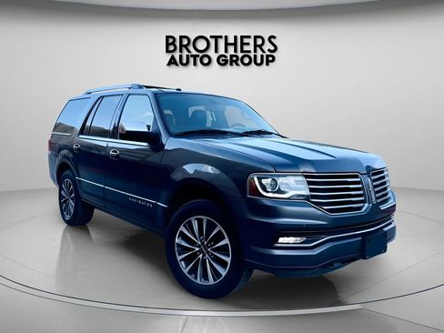 Used 2016 Lincoln Navigator Select RWD image 2