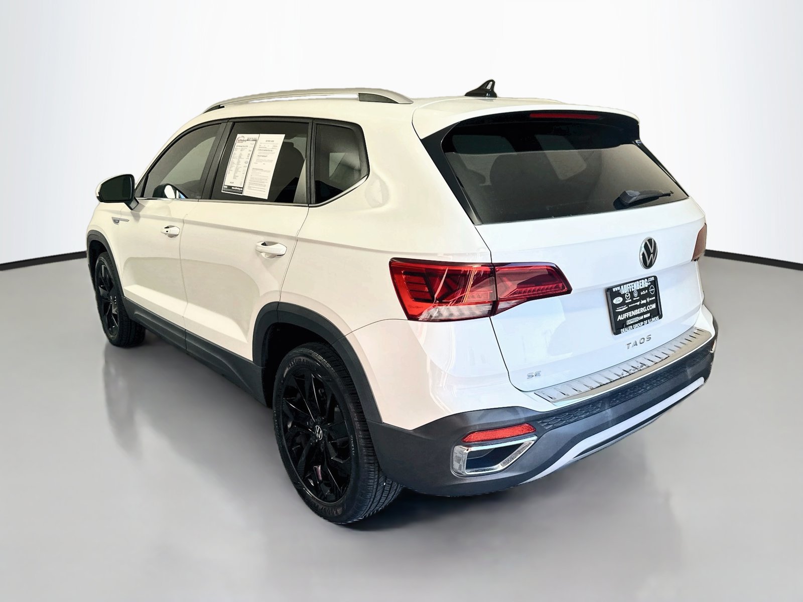 Used 2023 Volkswagen Taos SE w/ Black Wheel Package FWD image 5