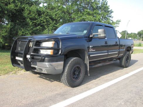 Used 2005 Chevrolet Silverado 2500 LT w/ Heavy-Duty Power Package AWD/4WD image 3