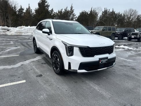 Certified 2025 Kia Sorento S image 1