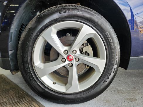 Used 2019 Jaguar F-PACE Premium image 24