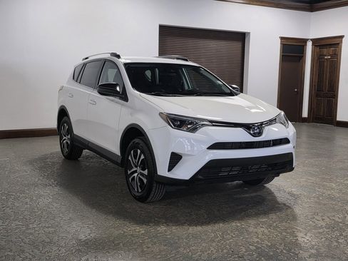 Used 2018 Toyota RAV4 LE image 3
