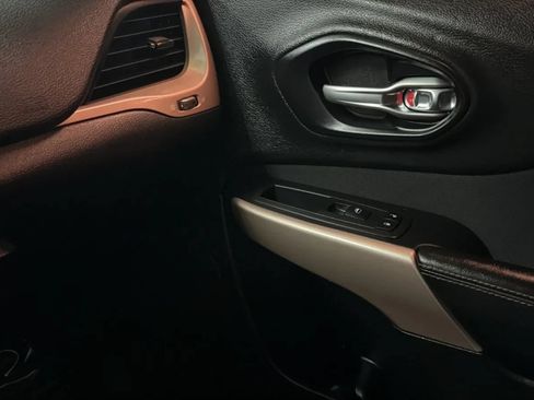 Used 2018 Jeep Cherokee Latitude w/ Altitude Package FWD image 16