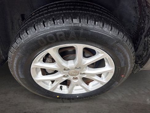Used 2015 Jeep Cherokee Latitude FWD image 16
