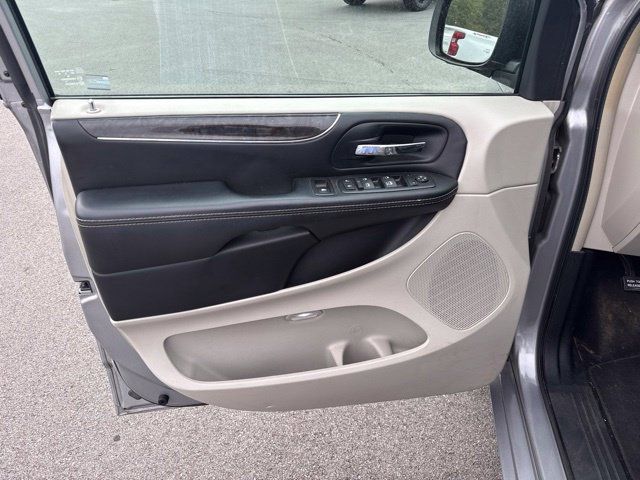Used 2016 Chrysler Town & Country Touring w/ Driver Convenience Group FWD image 13