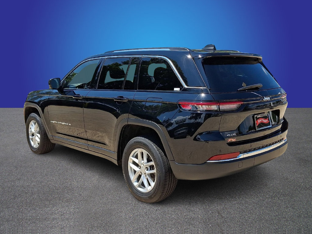 Used 2023 Jeep Grand Cherokee Laredo w/ Luxury Tech Group I AWD/4WD image 6