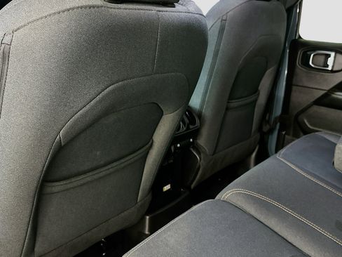 Used 2025 Jeep Wrangler Sahara image 27