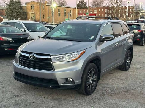 Used 2016 Toyota Highlander XLE image 3