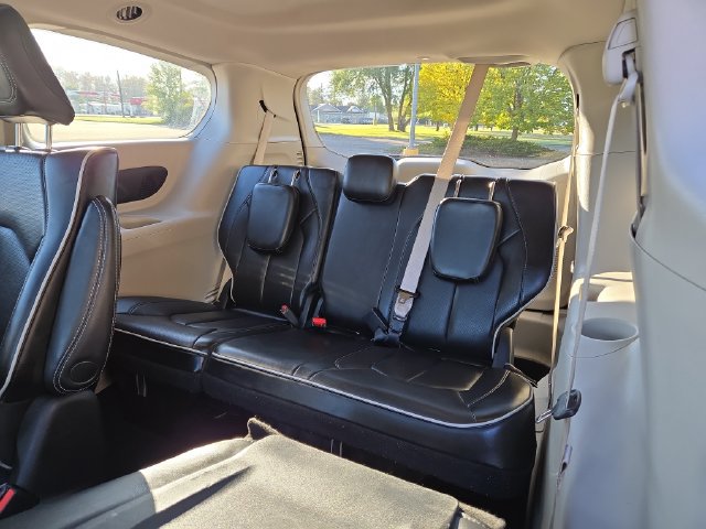 Used 2023 Chrysler Pacifica Limited FWD image 37