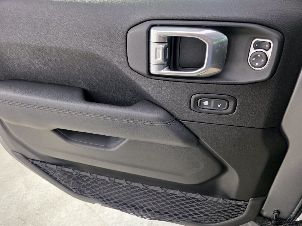 Used 2021 Jeep Wrangler Unlimited Sahara AWD/4WD image 27