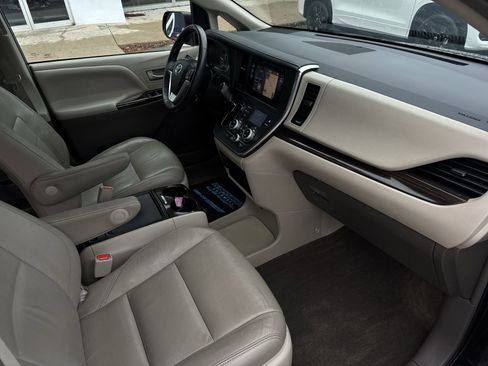 Used 2017 Toyota Sienna XLE image 30