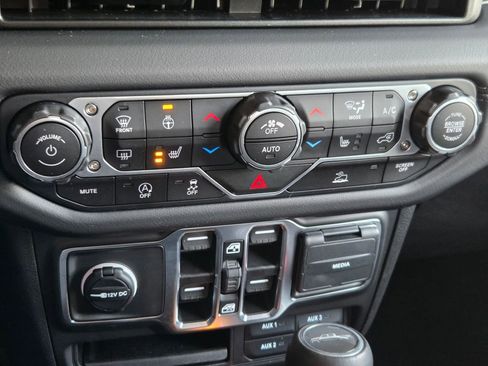 Certified 2025 Jeep Gladiator High Tide image 9