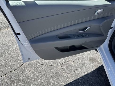 New 2025 Hyundai Elantra SEL FWD image 10