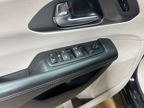 Certified 2024 Chrysler Pacifica Touring-L FWD image 28