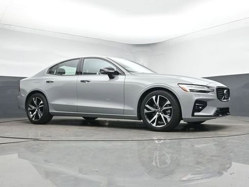 Used 2025 Volvo S60 B5 Plus image 31