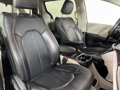 Used 2019 Chrysler Pacifica Touring-L image 41