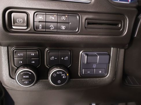 Used 2023 Chevrolet Suburban Z71 w/ Z71 Off-Road Package AWD/4WD image 9