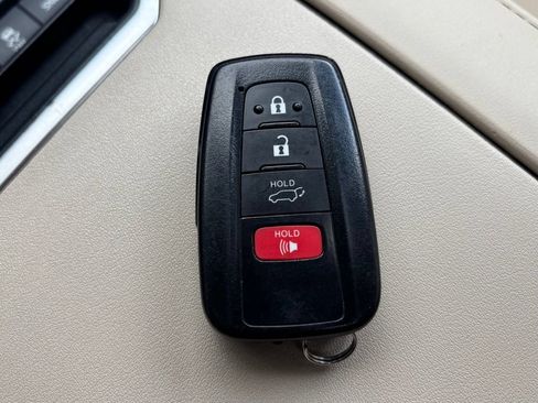 Used 2021 Toyota Highlander XLE AWD/4WD image 34