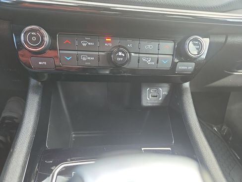 Used 2025 Jeep Compass Trailhawk w/ Trailer Tow Group image 23